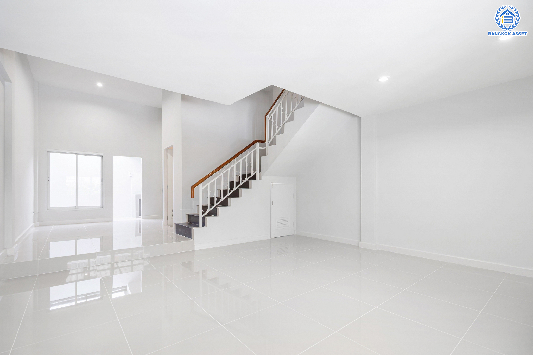 บ้านมือสองตกแต่งใหม่ ม.โรยัลสายไหมวิลเลจ สายไหม ทาวน์โฮม 3 ชั้น เนื้อที่ 20 ตร.ว. ฟังก์ชัน 3 ห้องนอน 4 ห้องน้ำ จอดรถได้ 1 คัน บนทำเลเชื่อมต่อหลายเส้นทาง ถ.รามอินทรา, ถ.สายไหม, ถ.พหลโยธิน, ถ.ลำลูกกา, ถ.สุขาภิบาล5 ใกล้สนามบินดอนเมือง ทางด่วน "รามอินทรา" และรถไฟฟ้าสายสีเขียว "สถานีแยกคปอ."